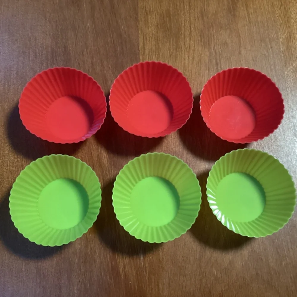 Muffin/Cake Silicone Mold 12 pieces (5 assorted colors) New